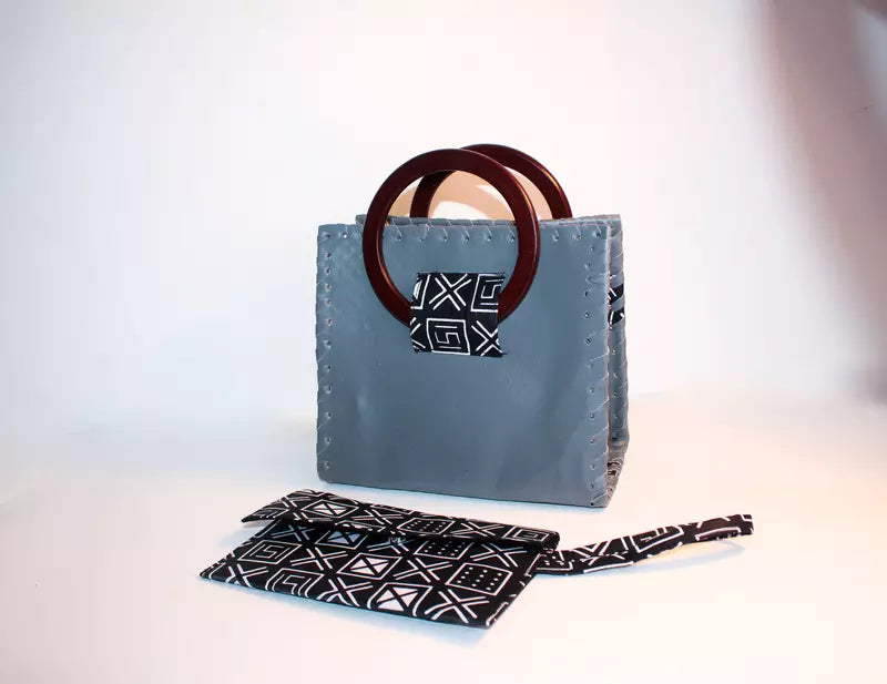 BIJOUCREATESSHOP Sac à main en cuir végétalien gris avec poignées en bois imprimé cire Ankara noir et blanc avec ensemble portefeuille co-ord