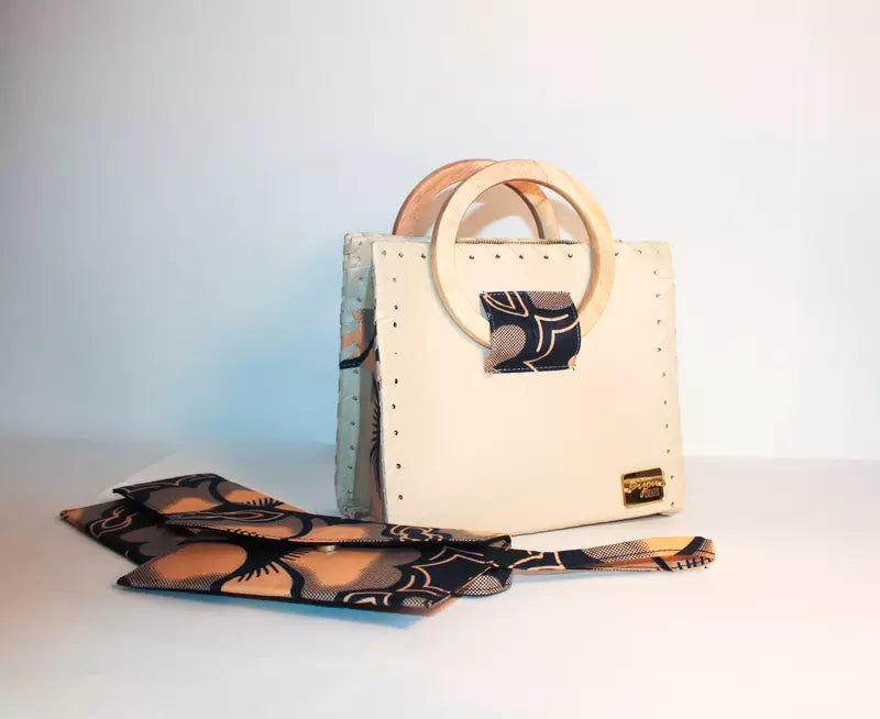 Sac à main en cuir végétalien beige avec poignées en bois et imprimé floral en cire d'Ankara avec ensemble portefeuille