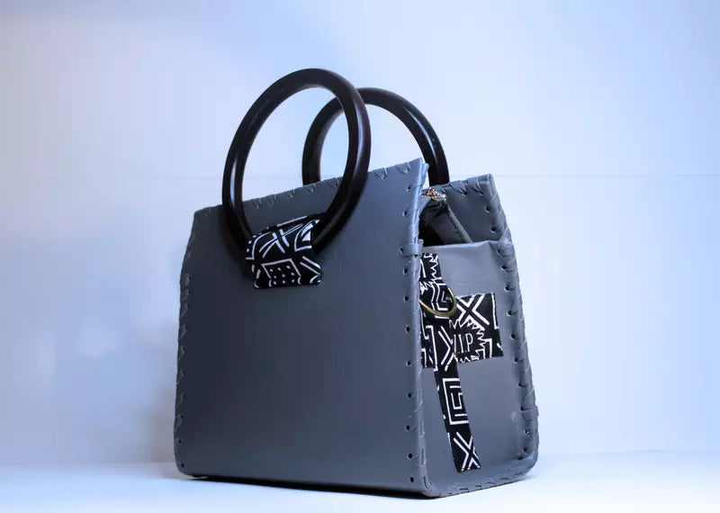 BIJOUCREATESSHOP Sac à main en cuir végétalien gris avec poignées en bois imprimé cire Ankara noir et blanc avec ensemble portefeuille co-ord
