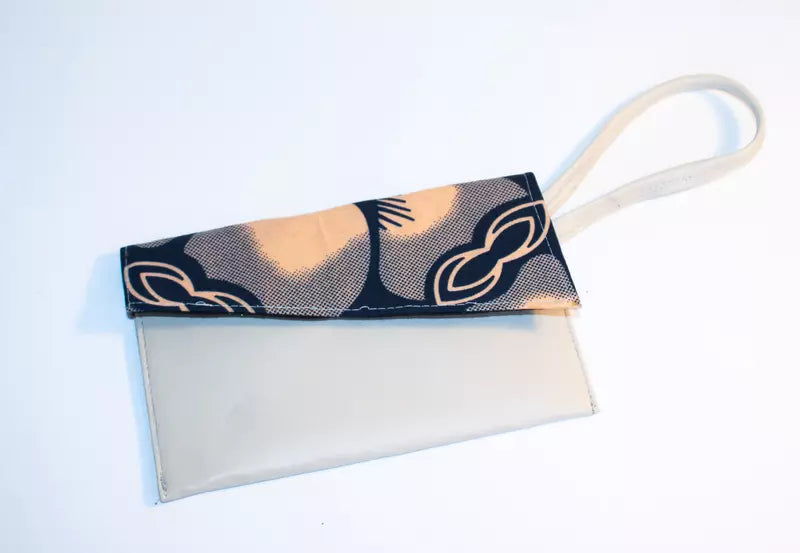 Sac à main en cuir végétalien beige avec poignées en bois et imprimé floral en cire d'Ankara avec ensemble portefeuille