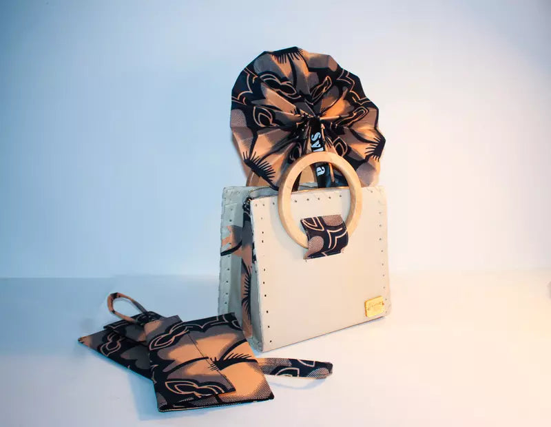 Sac à main en cuir végétalien beige avec poignées en bois et imprimé floral en cire d'Ankara avec ensemble portefeuille