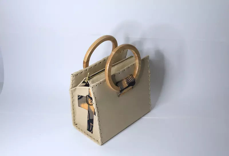 Sac à main en cuir végétalien beige avec poignées en bois et imprimé floral en cire d'Ankara avec ensemble portefeuille
