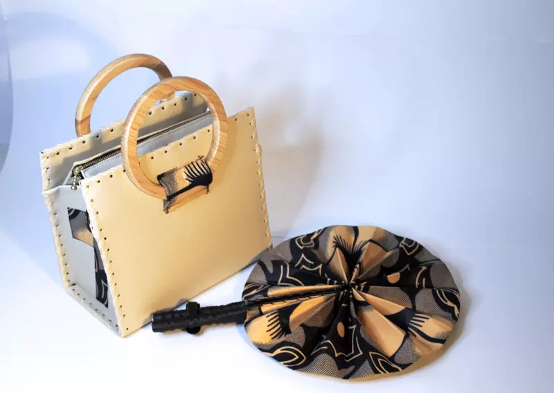Sac à main en cuir végétalien beige avec poignées en bois et imprimé floral en cire d'Ankara avec ensemble portefeuille