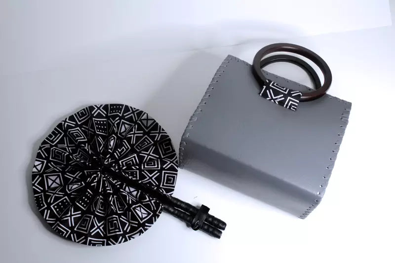 BIJOUCREATESSHOP Sac à main en cuir végétalien gris avec poignées en bois imprimé cire Ankara noir et blanc avec ensemble portefeuille co-ord